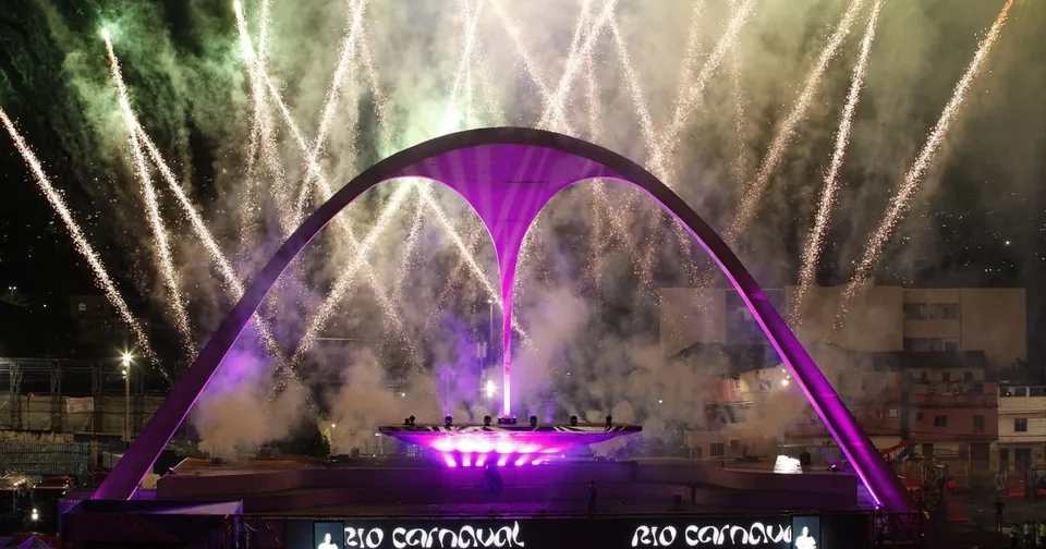 Fireworks over the arch of the Apoteose square at the end of the Sambódromo